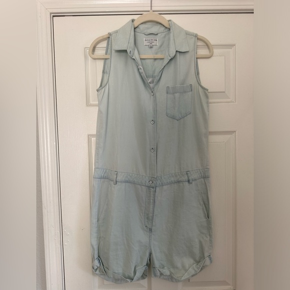 The Blue Shirt Shop Sleeveless Chambray Bridge Hampton
Romper size S small - Picture 3 of 10